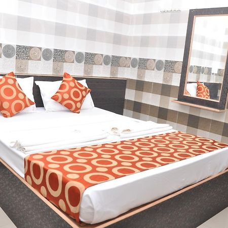 Addhuri Comforts Inn Mysore Buitenkant foto